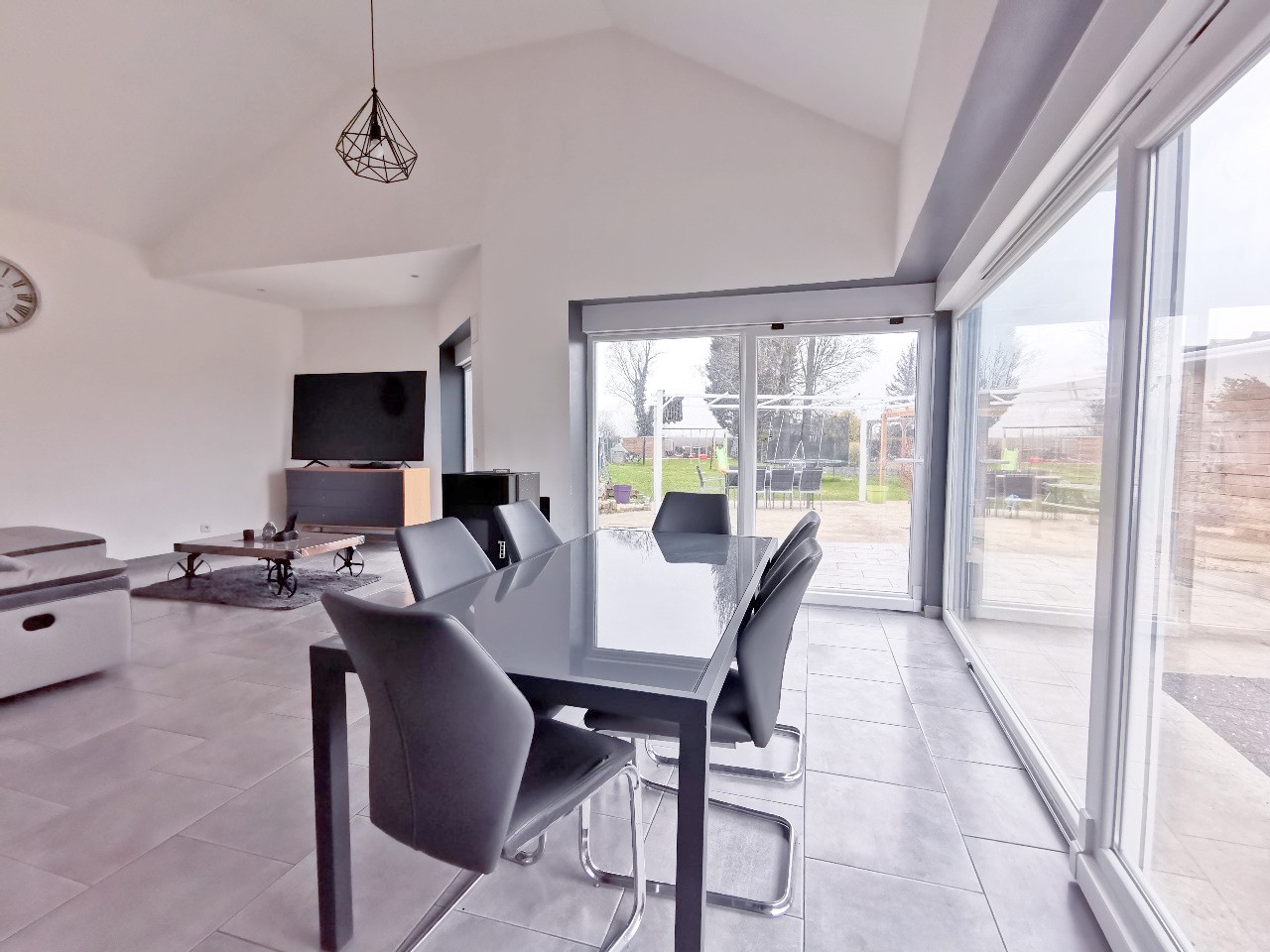 PLAIN PIED NON MITOYEN AVEC MEZZANINE SUR PLUS DE 1 000M²