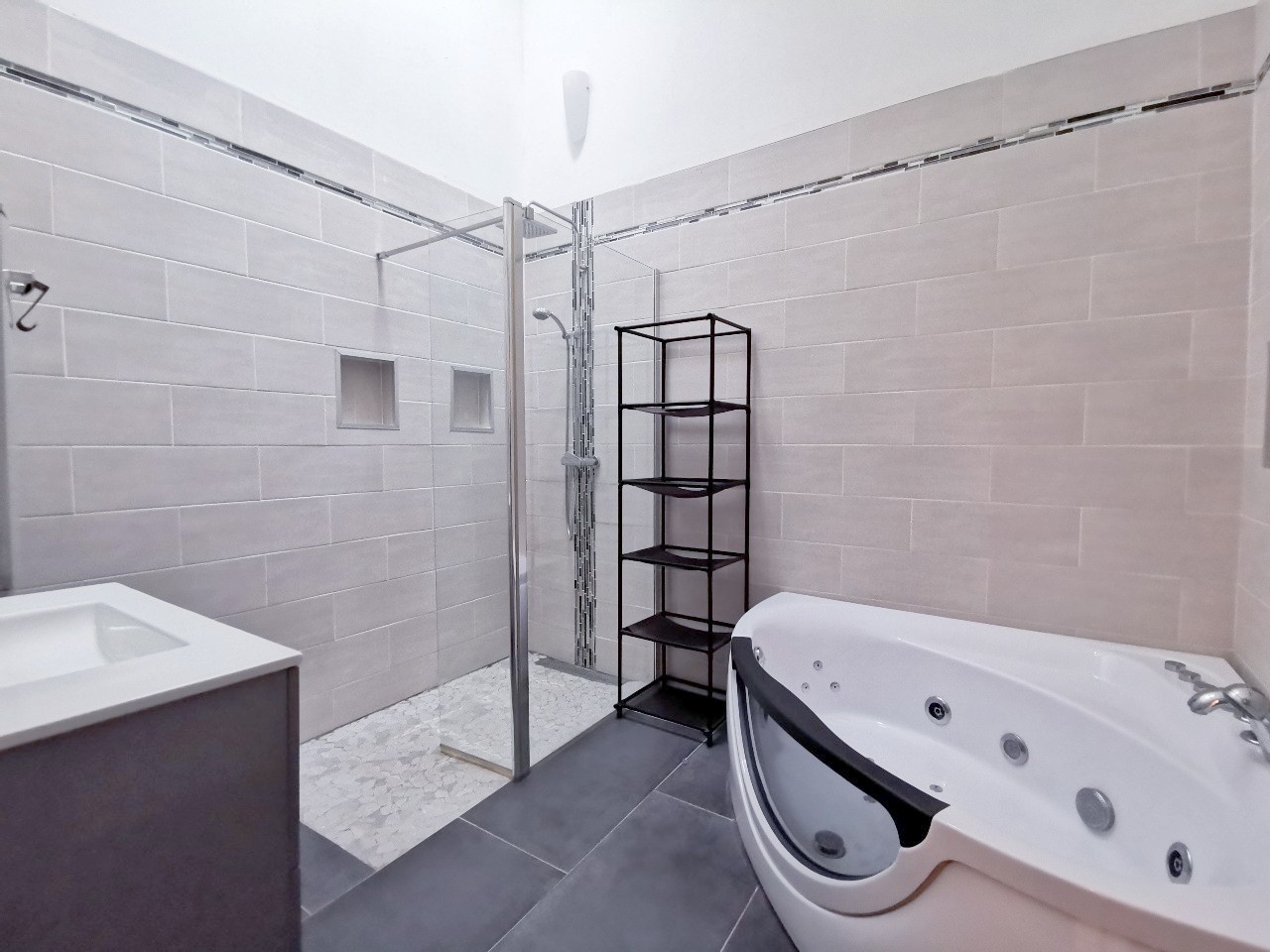 PLAIN PIED NON MITOYEN AVEC MEZZANINE SUR PLUS DE 1 000M²