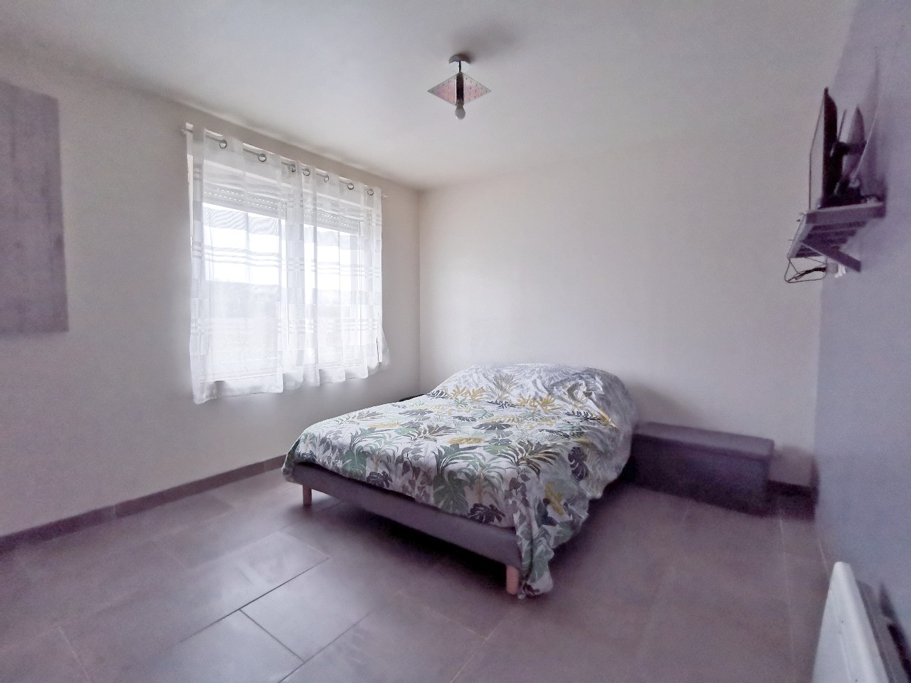 PLAIN PIED NON MITOYEN AVEC MEZZANINE SUR PLUS DE 1 000M²