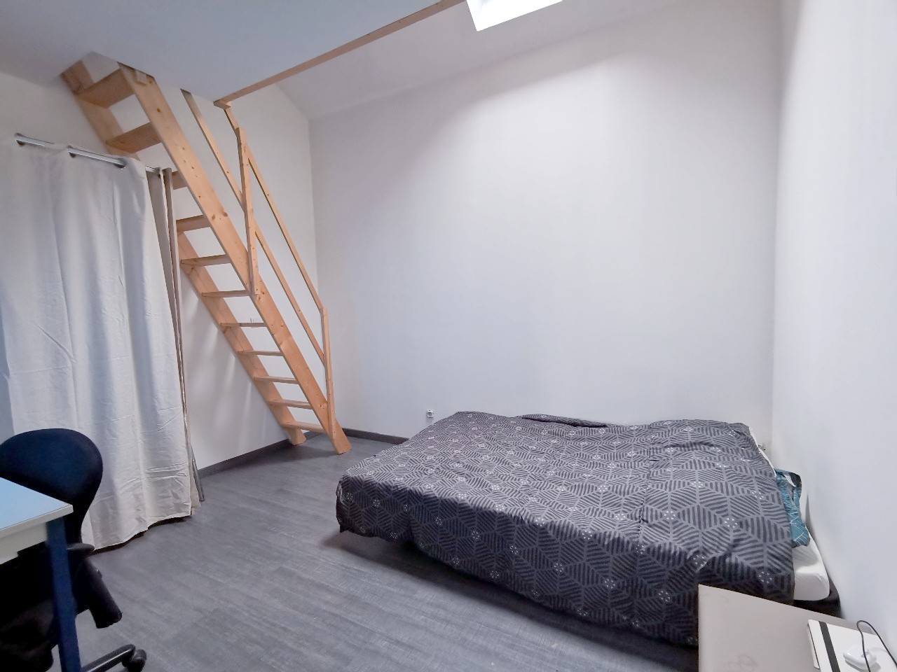 PLAIN PIED NON MITOYEN AVEC MEZZANINE SUR PLUS DE 1 000M²