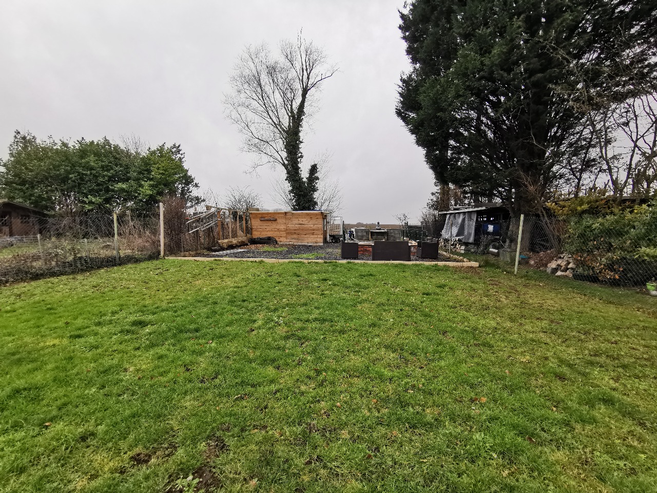 PLAIN PIED NON MITOYEN AVEC MEZZANINE SUR PLUS DE 1 000M²