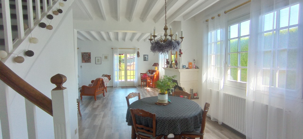 Individuelle, quatre chambres, jardin et garage.