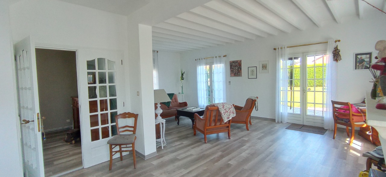 Individuelle, quatre chambres, jardin et garage.