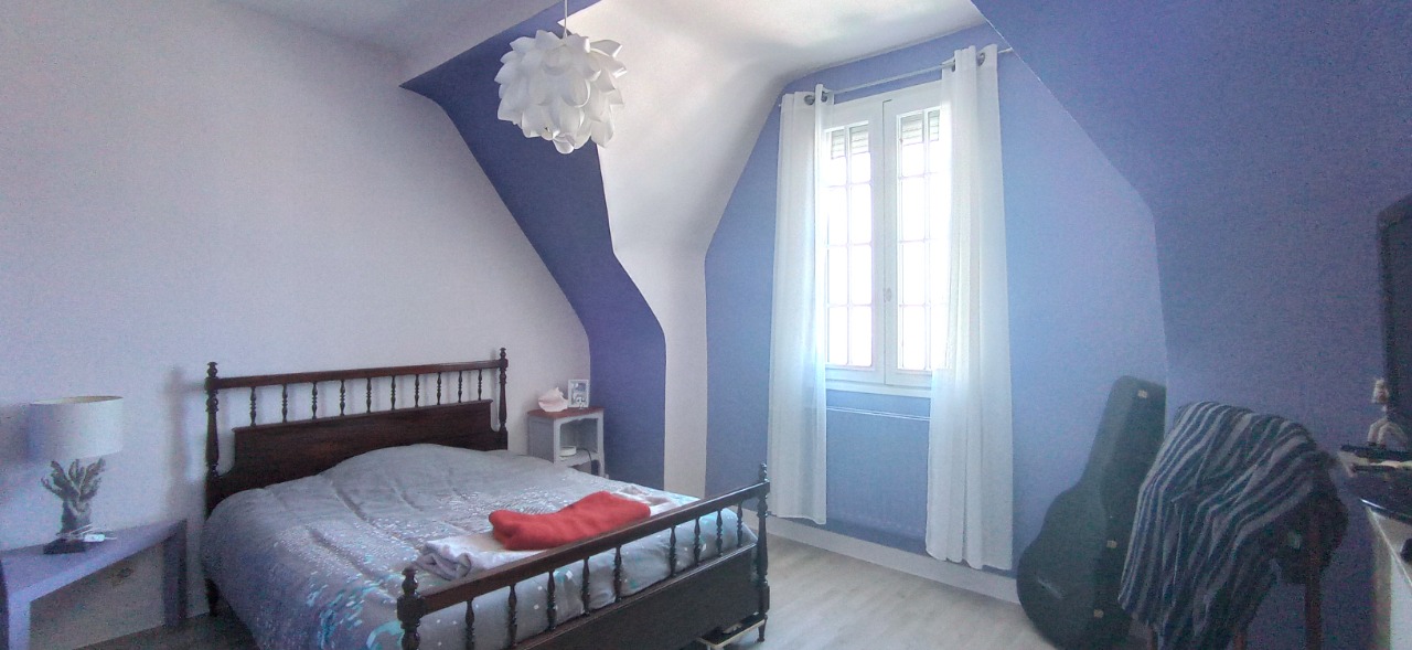 Individuelle, quatre chambres, jardin et garage.