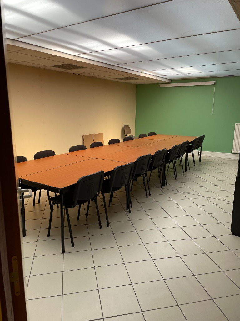 LOOS 10MN CHR  ensemble de bureaux+ grand hangard sur rue.