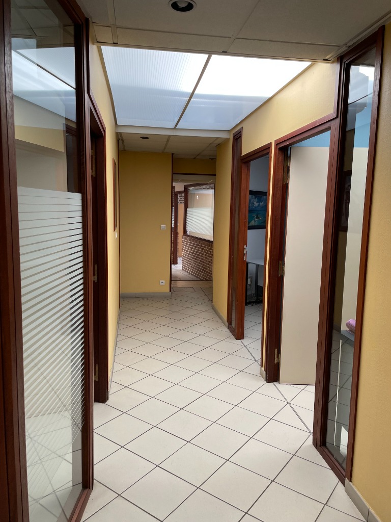 LOOS 10MN CHR  ensemble de bureaux+ grand hangard sur rue.