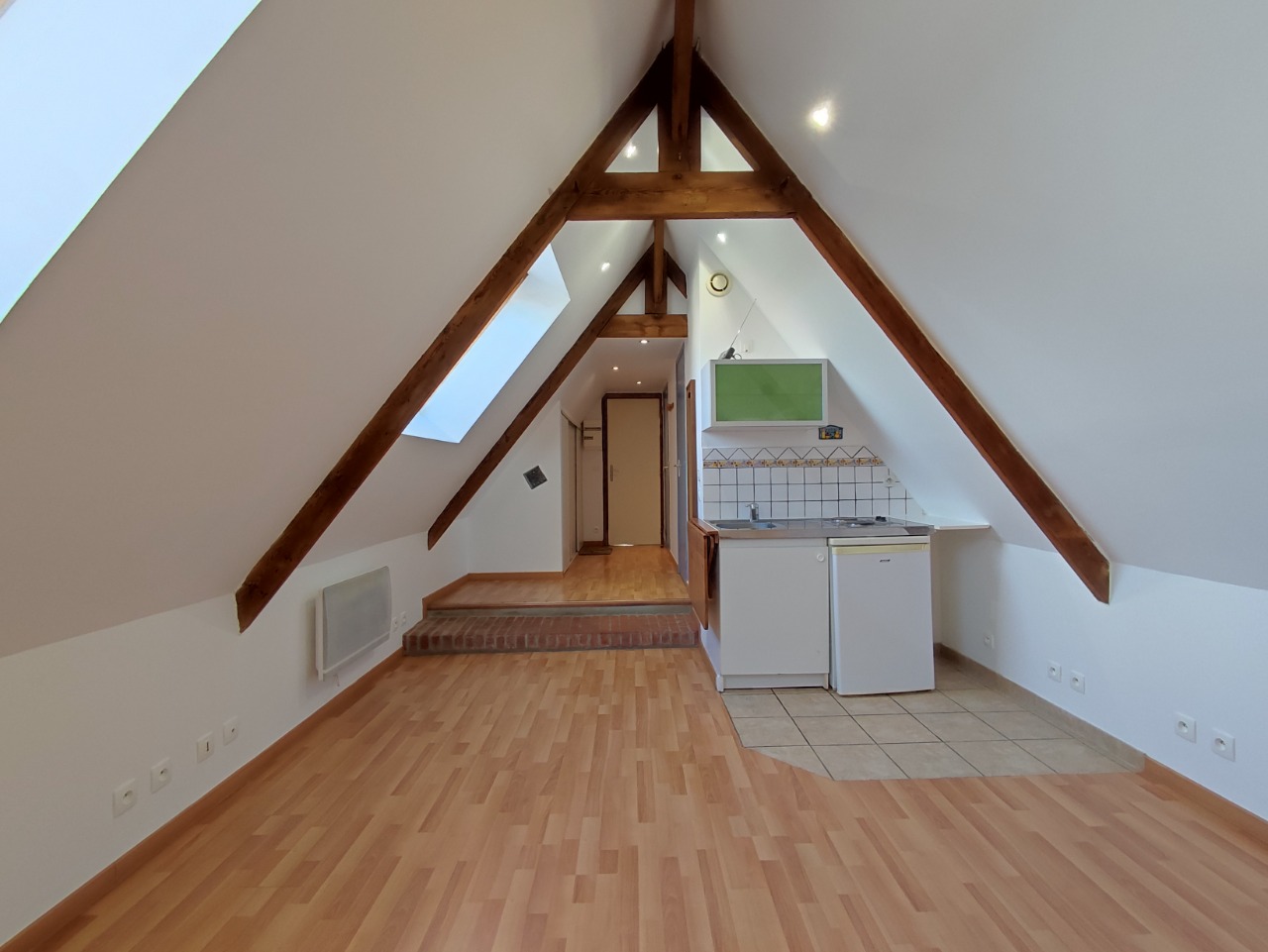 Location appartement 59184 Sainghin en weppes - Grand studio de 20m² proche des commerces et de la gare.