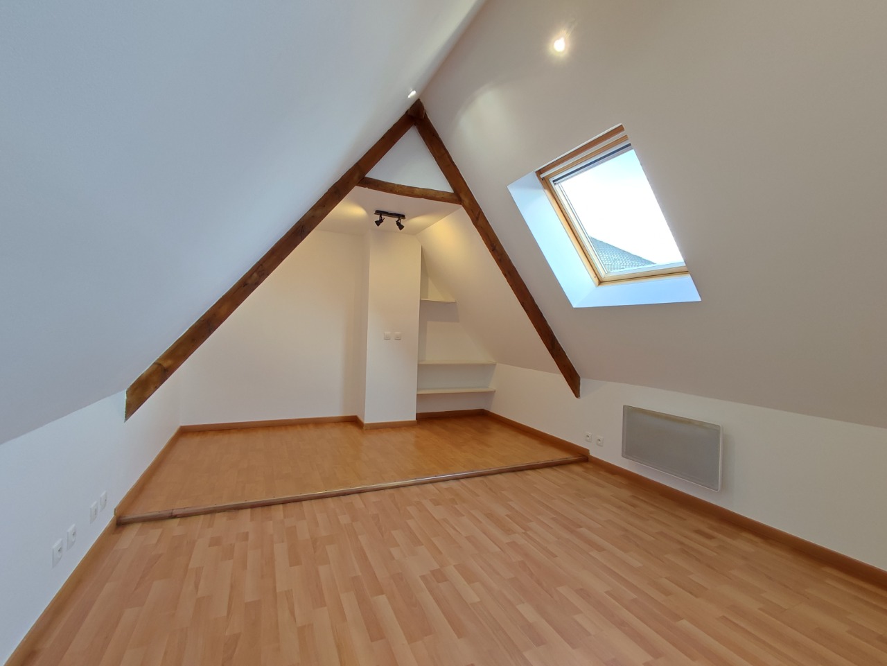Grand studio de 20m² proche des commerces et de la gare.