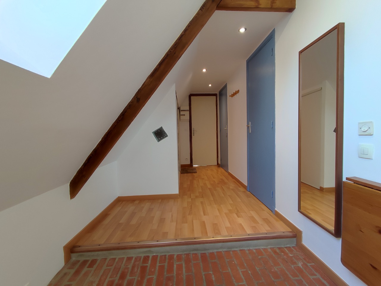 Grand studio de 20m² proche des commerces et de la gare.