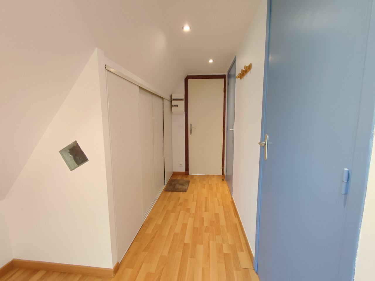 Grand studio de 20m² proche des commerces et de la gare.