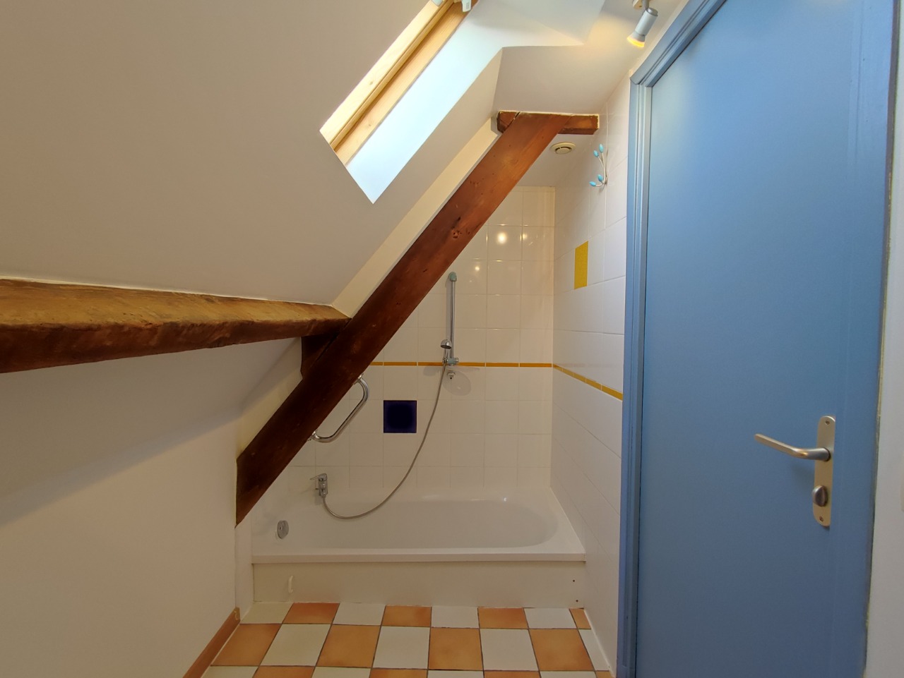 Grand studio de 20m² proche des commerces et de la gare.