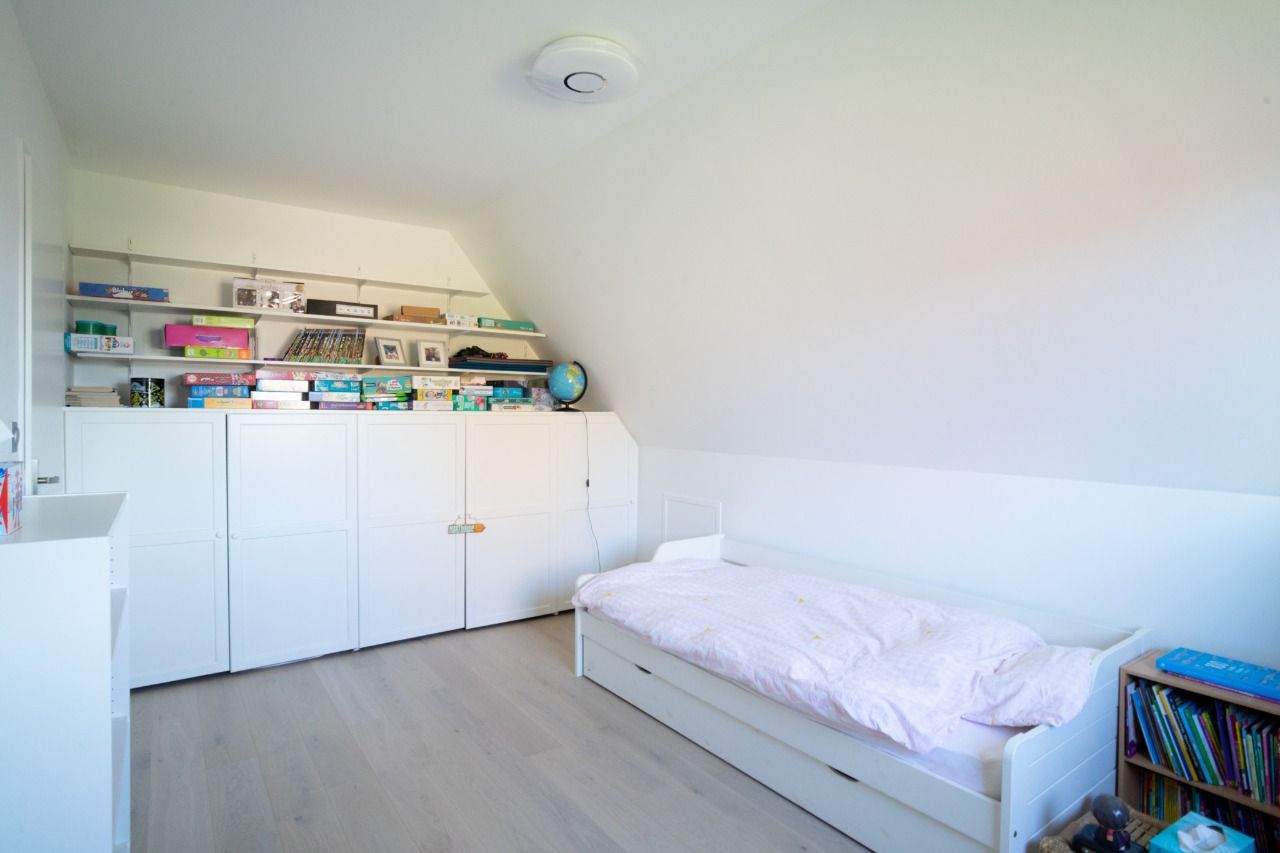 Individuelle en second rang, beaux volumes.