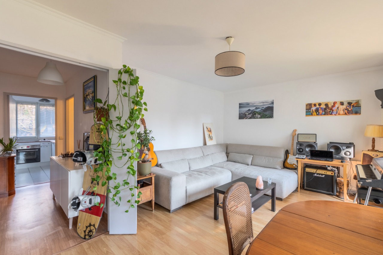 Vente appartement 59000 Lille - Charmant appartement deux pièces avec garage et cave.