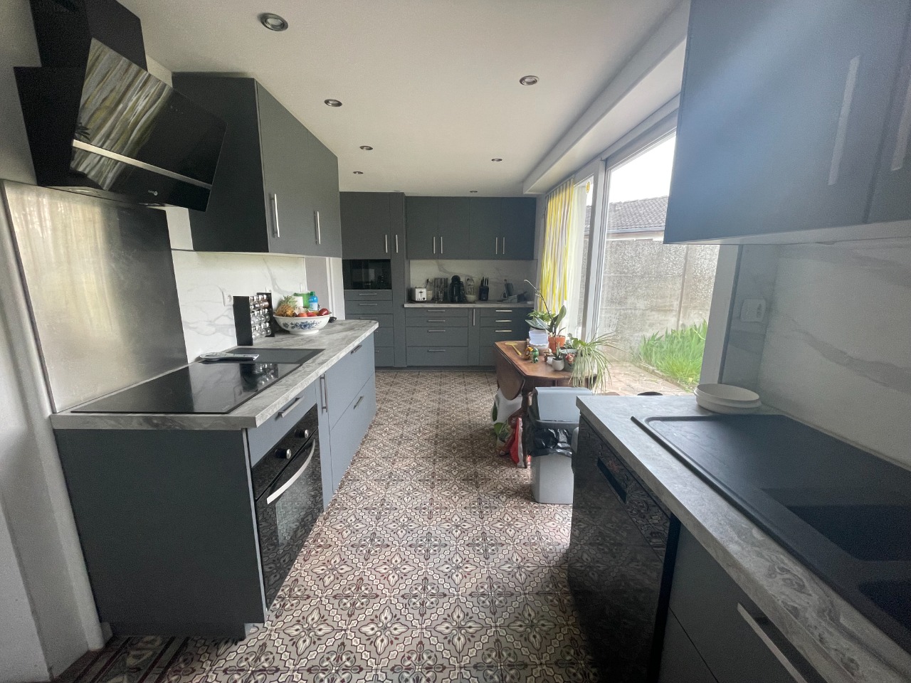 Maison Individuelle, 3 chambres avec jardin, garages.