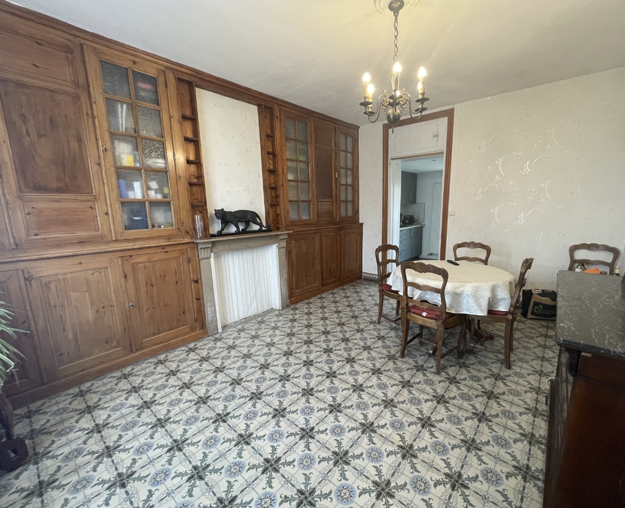 Maison Individuelle, 3 chambres avec jardin, garages.