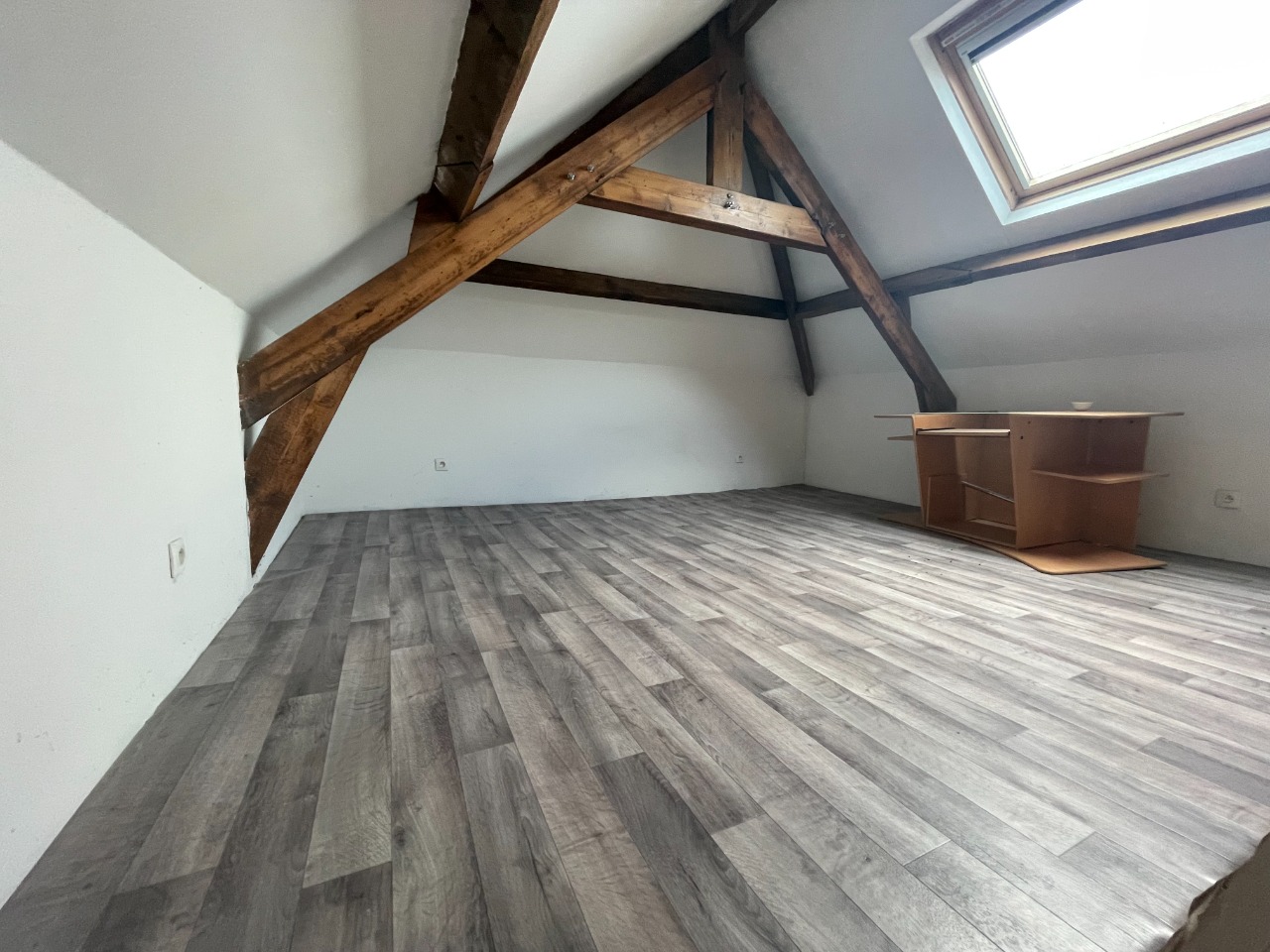 Maison Individuelle, 3 chambres avec jardin, garages.