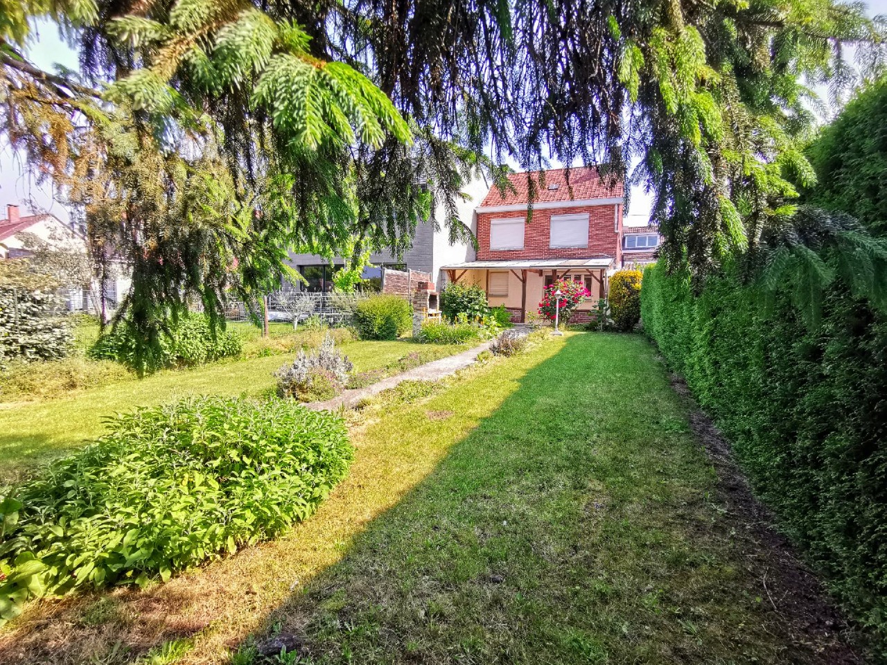 Maison semi individuelle avec jardin et garage