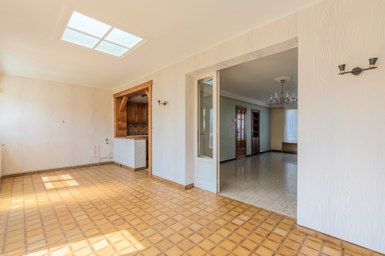 Maison d'une seule mitoyenneté avec garage