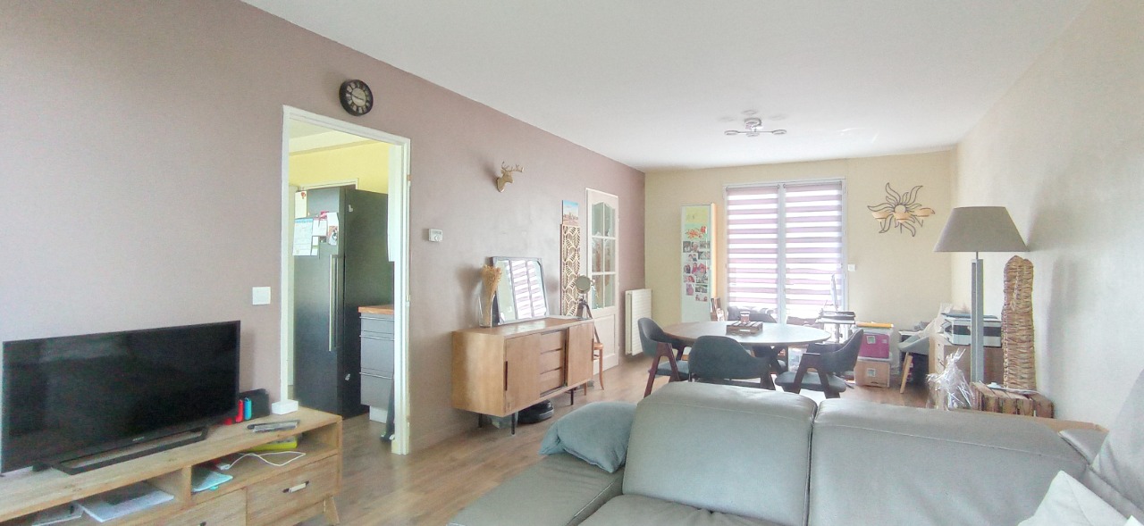 Individuelle, jardin, garage, quatre chambres.