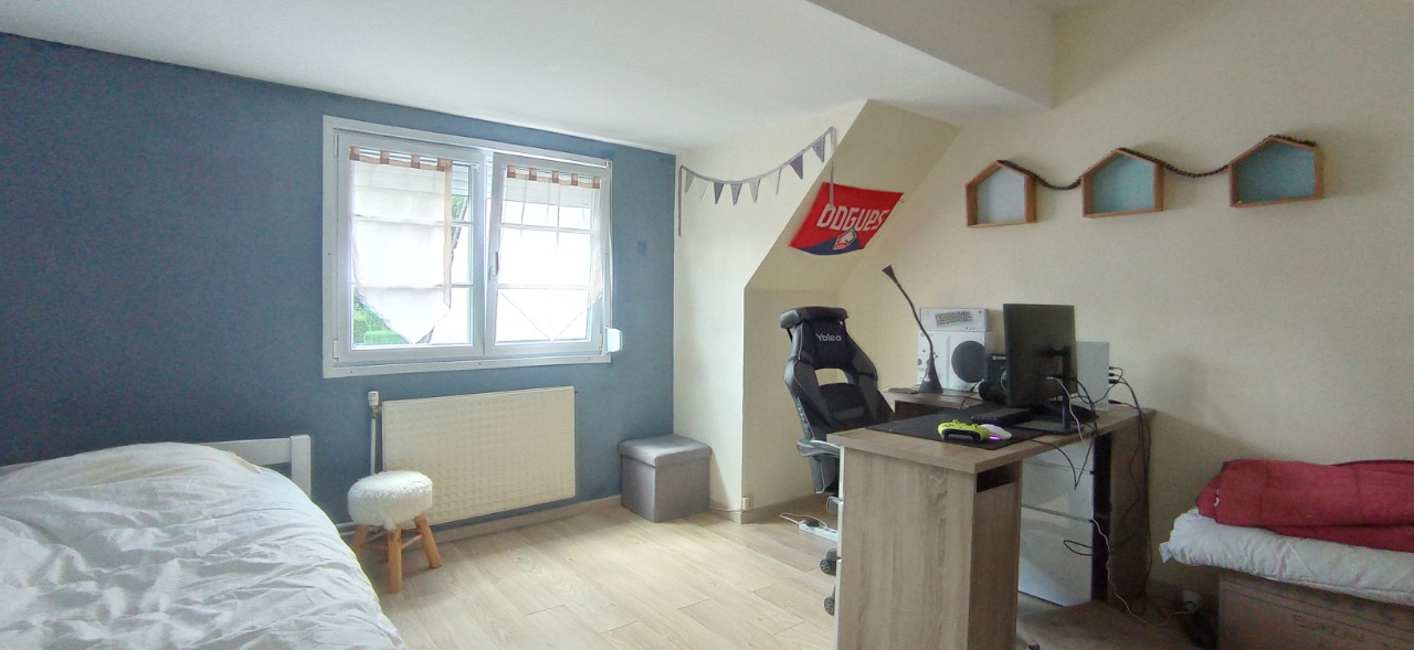 Individuelle, jardin, garage, quatre chambres.