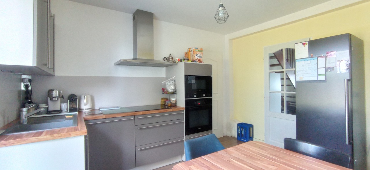 Individuelle, jardin, garage, quatre chambres.