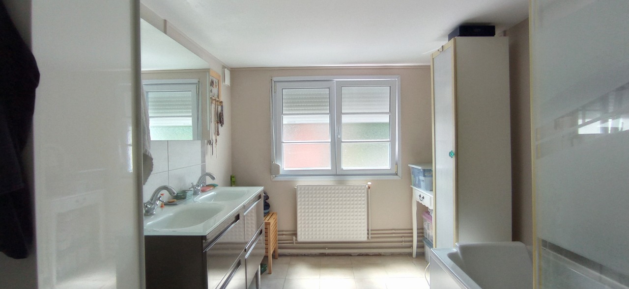 Individuelle, jardin, garage, quatre chambres.