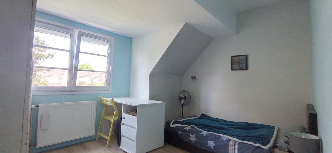 Individuelle, jardin, garage, quatre chambres.