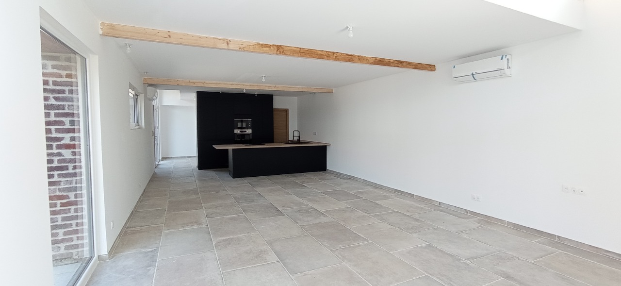 Grange rénovée, 3 chambres, stationnements, jardin.