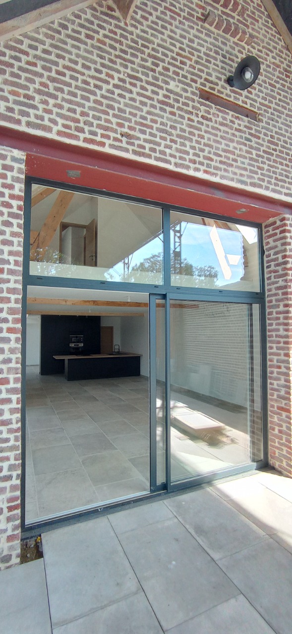Grange rénovée, 3 chambres, stationnements, jardin.
