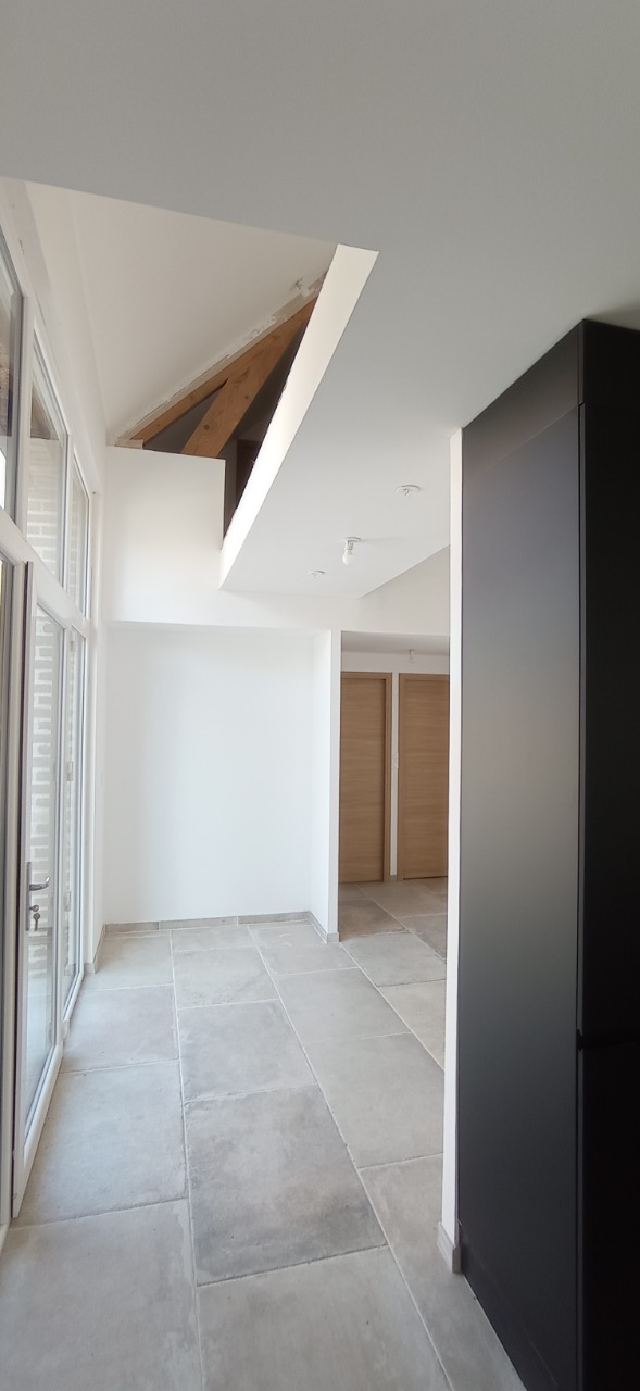 Grange rénovée, 3 chambres, stationnements, jardin.