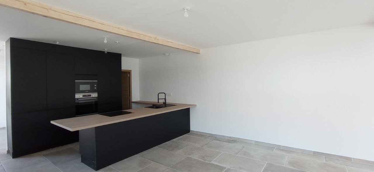 Grange rénovée, 3 chambres, stationnements, jardin.