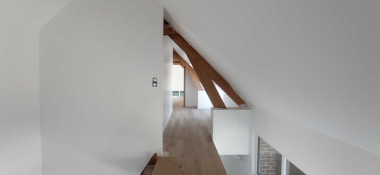 Grange rénovée, 3 chambres, stationnements, jardin.