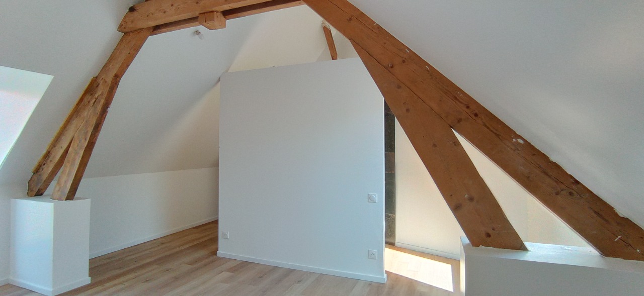 Grange rénovée, 3 chambres, stationnements, jardin.