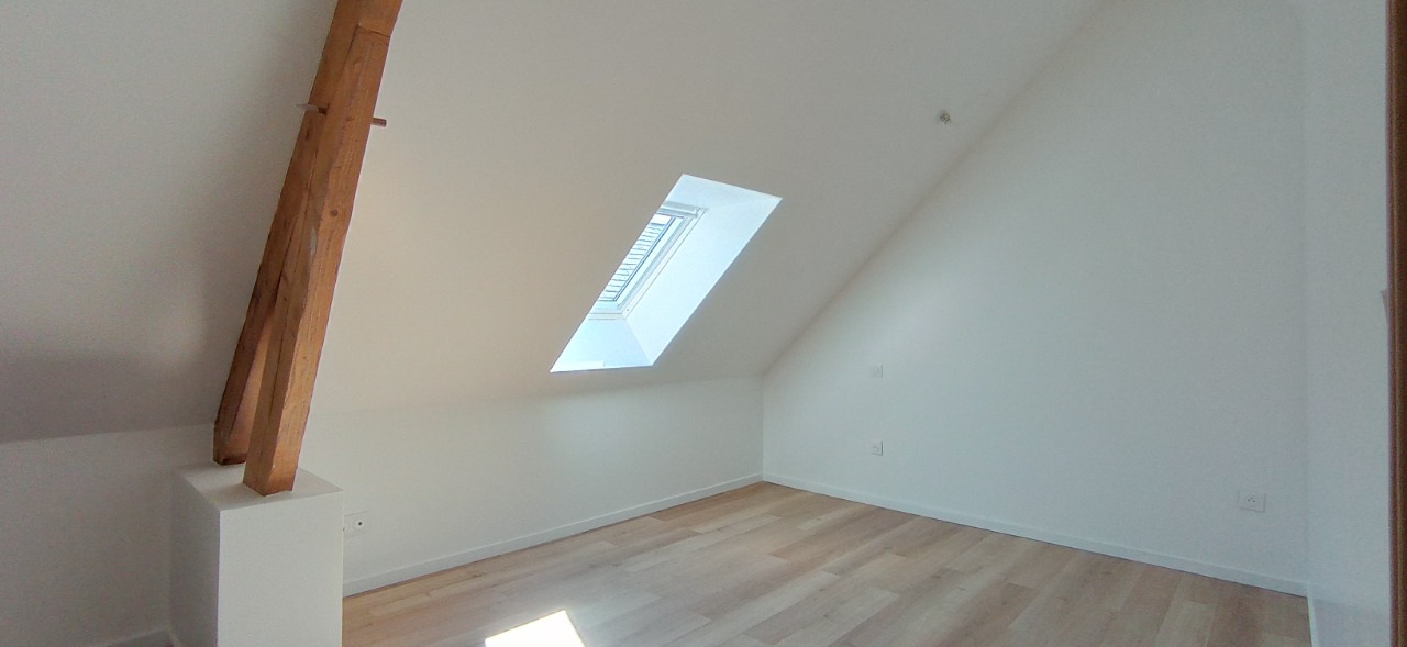 Grange rénovée, 3 chambres, stationnements, jardin.