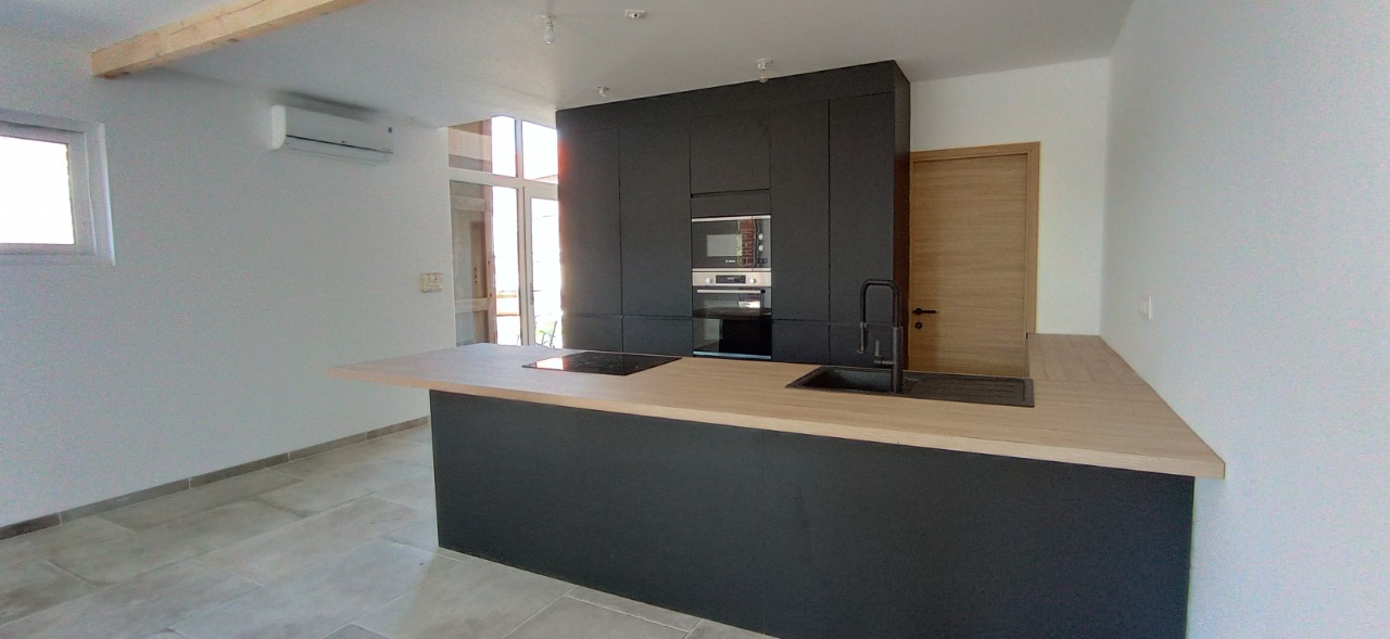 Grange rénovée, 3 chambres, stationnements, jardin.