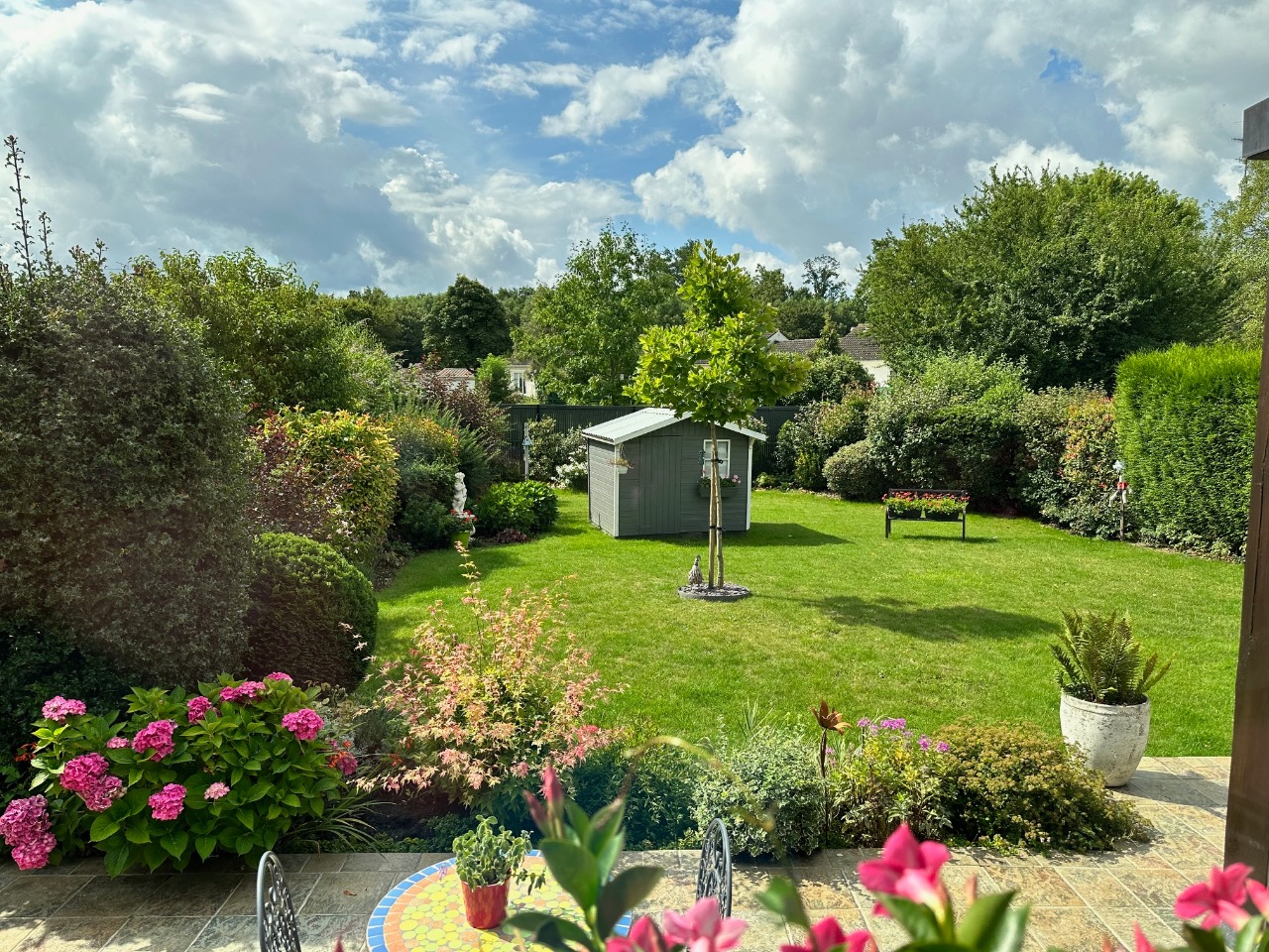 Individuelle, quatre chambres, jardin, garage.