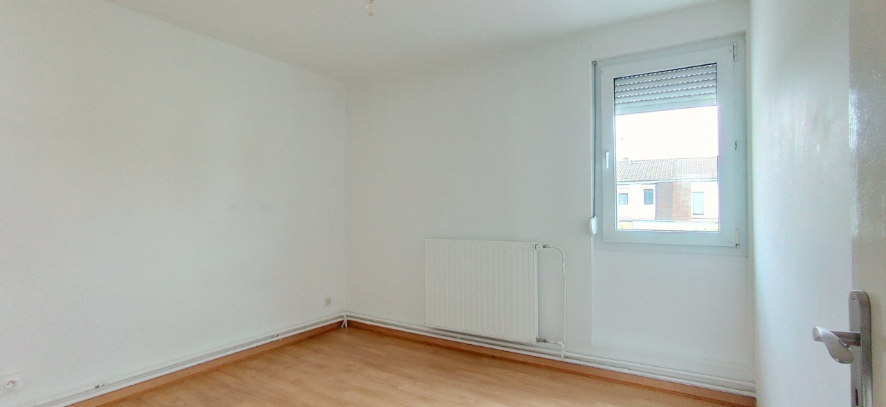 Quatre chambres, jardin et garage.