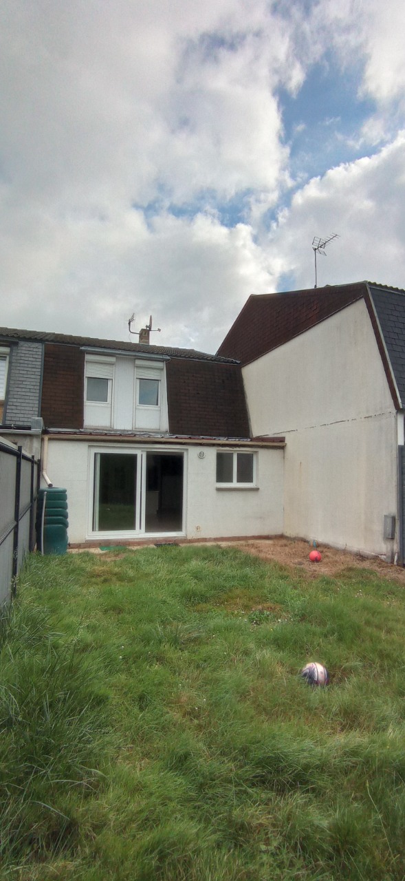 Quatre chambres, jardin et garage.
