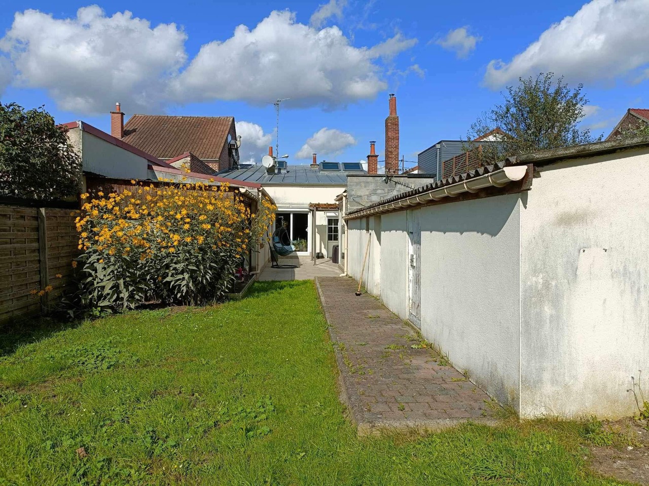 Immeuble avec Maison 4 chambres et Cellule commerciale 