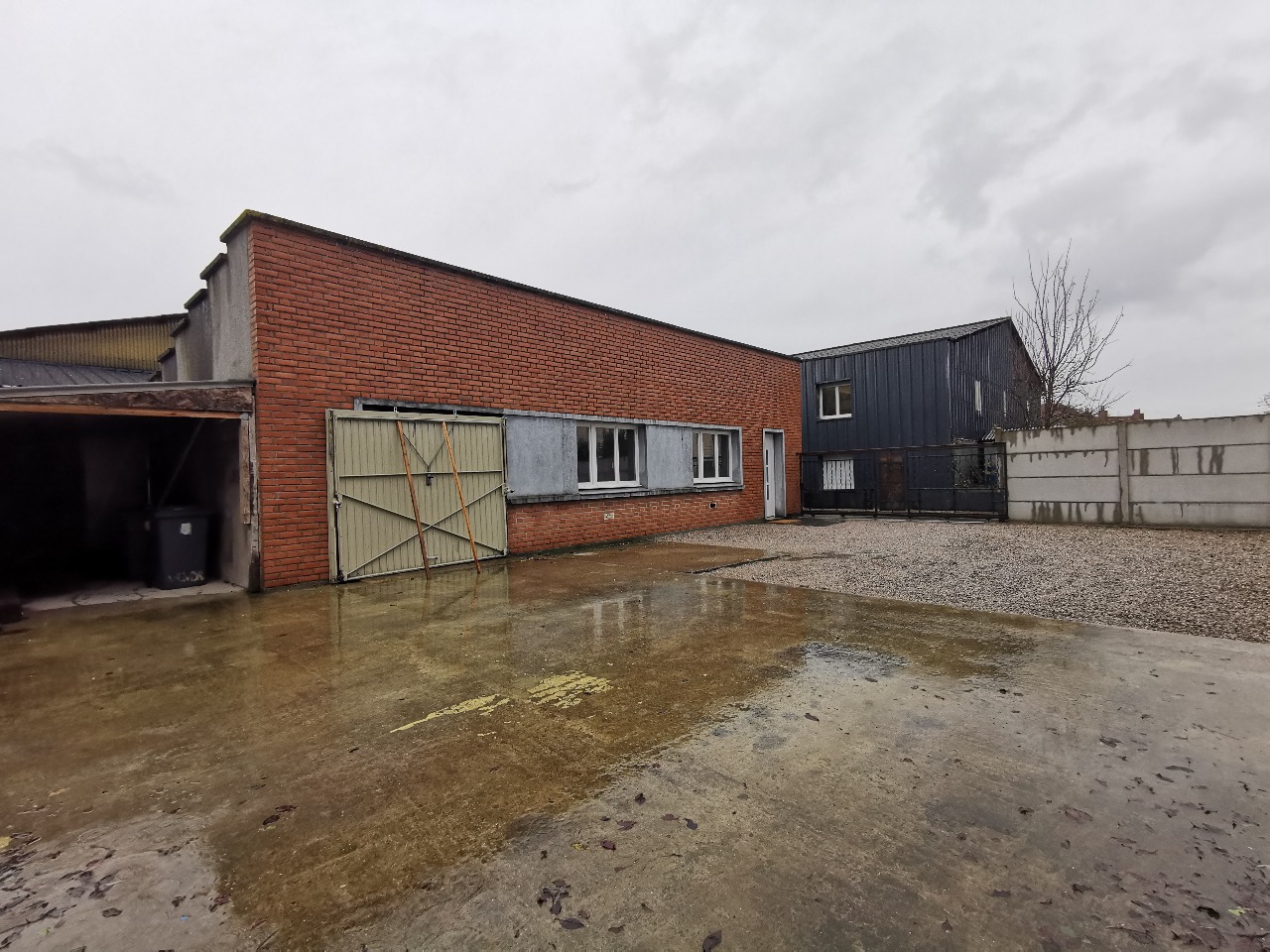 ENSEMBLE IMMOBILIER COMPOSE DE 2 LOCAUX COMMERCIAUX !