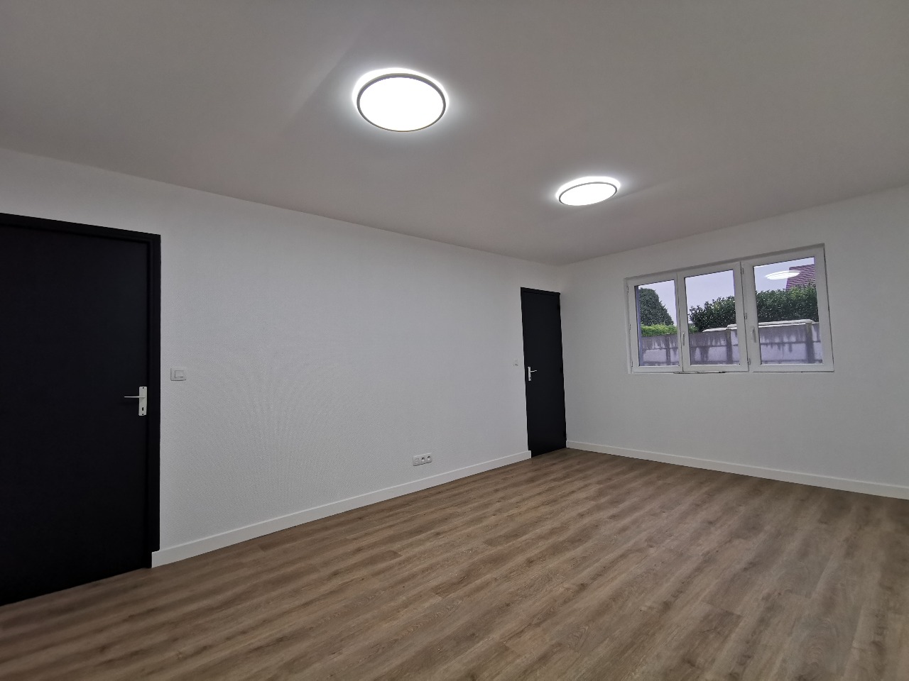 ENSEMBLE IMMOBILIER COMPOSE DE 2 LOCAUX COMMERCIAUX !