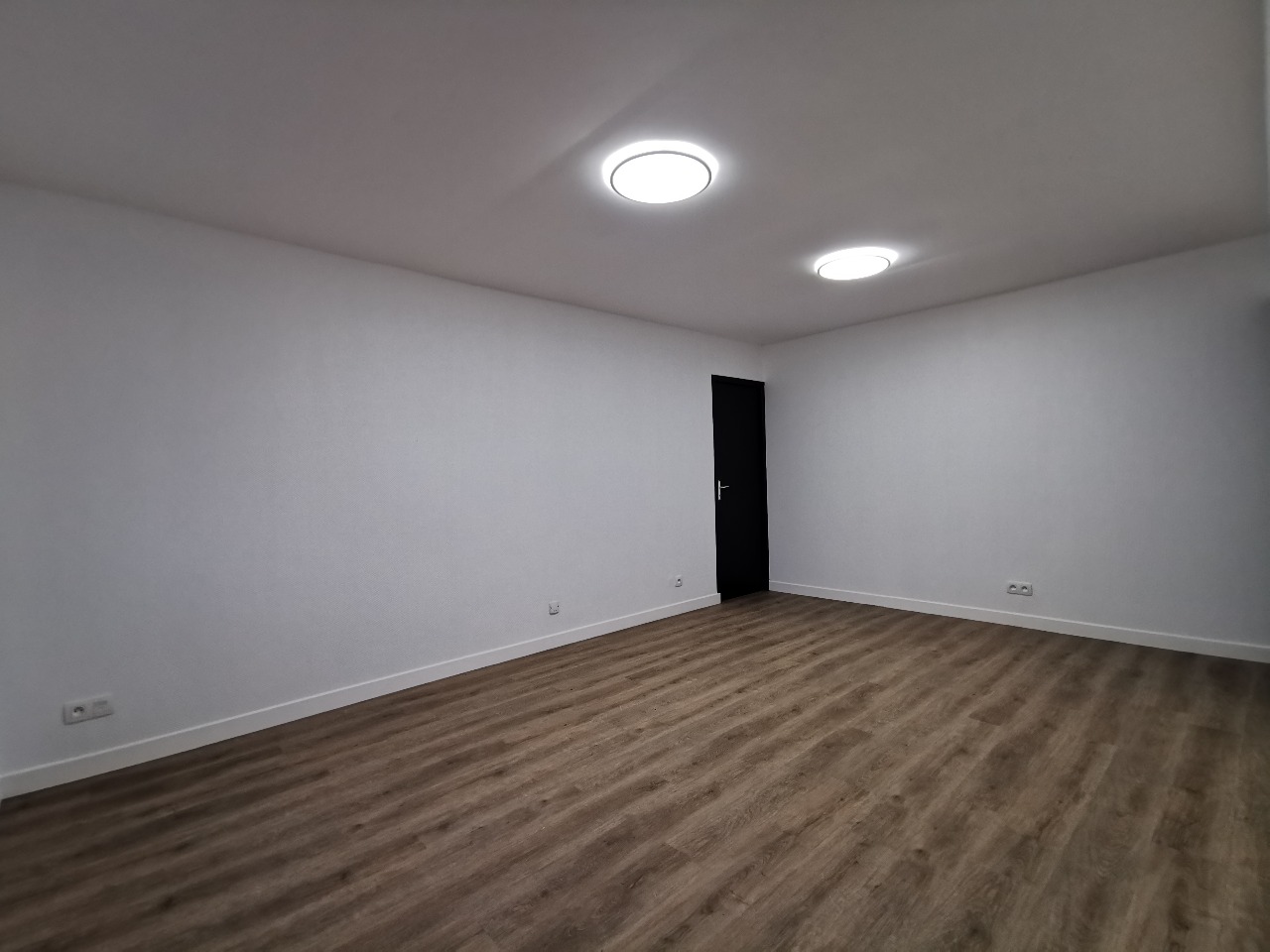 ENSEMBLE IMMOBILIER COMPOSE DE 2 LOCAUX COMMERCIAUX !
