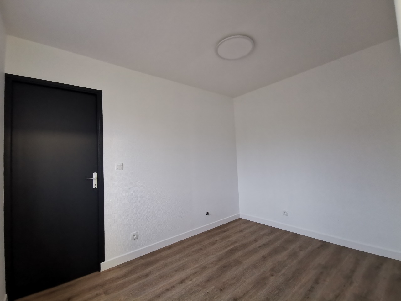 ENSEMBLE IMMOBILIER COMPOSE DE 2 LOCAUX COMMERCIAUX !