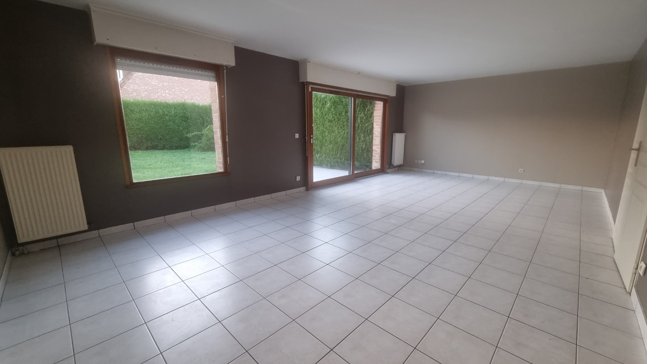 Maison individuelle 3 chambres, jardin, garage.