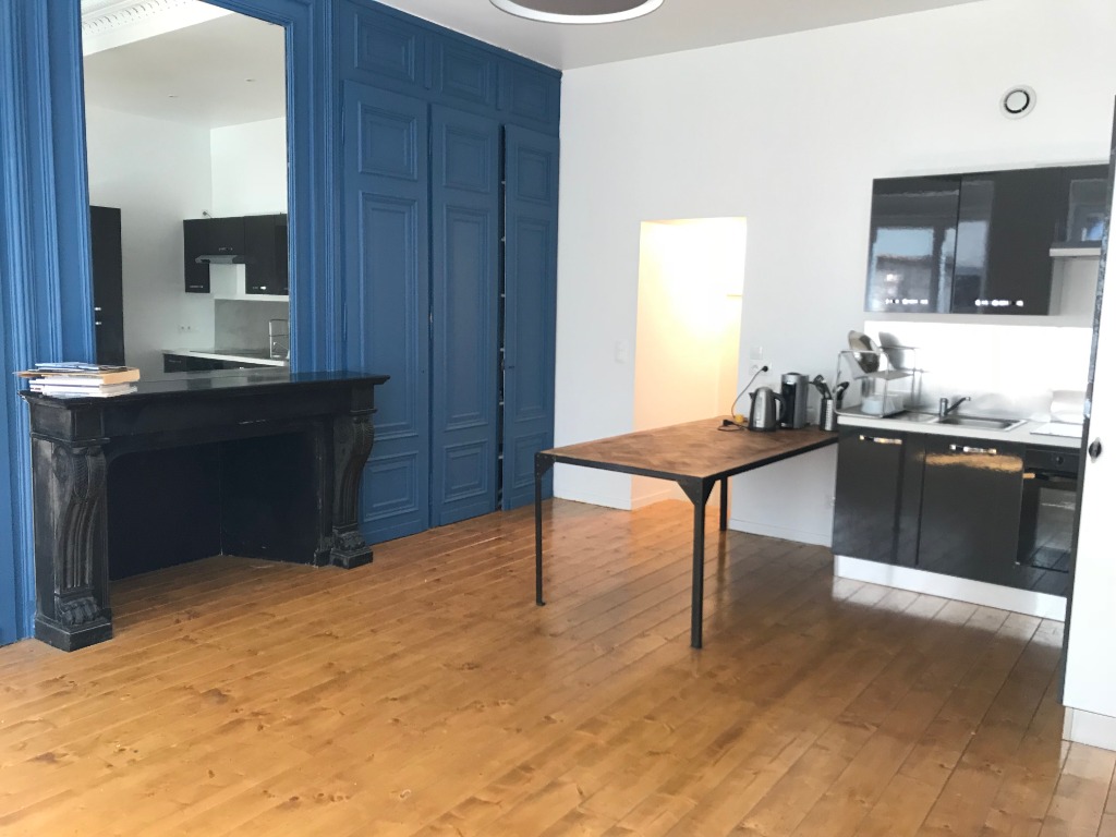 Location appartement 59000 Lille - Vieux-Lille - Type 2 de 44,82m2 rénové avec cour
